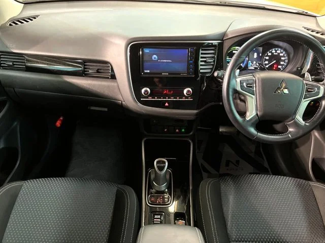 Mitsubishi OUTLANDER PHEV G　リミテッドエディション photo 2