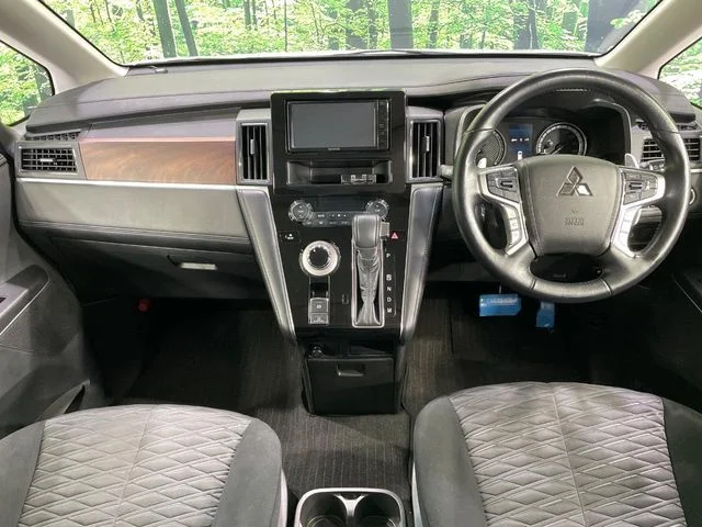 Mitsubishi DELICA D:5 4WD P photo 2