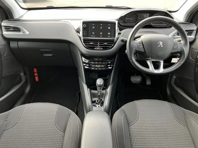 Peugeot PEUGEOT 208 アリュール　ファンエディション photo 2