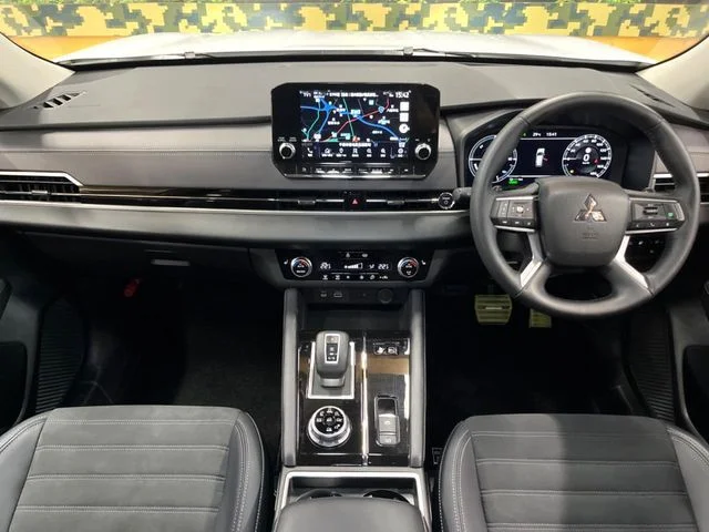 Mitsubishi OUTLANDER PHEV G photo 2