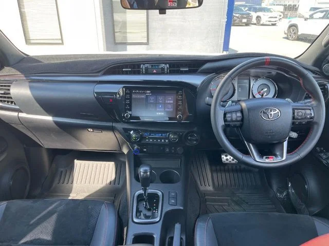 Toyota HILUX 4WD Z　GR　スポーツ photo 2
