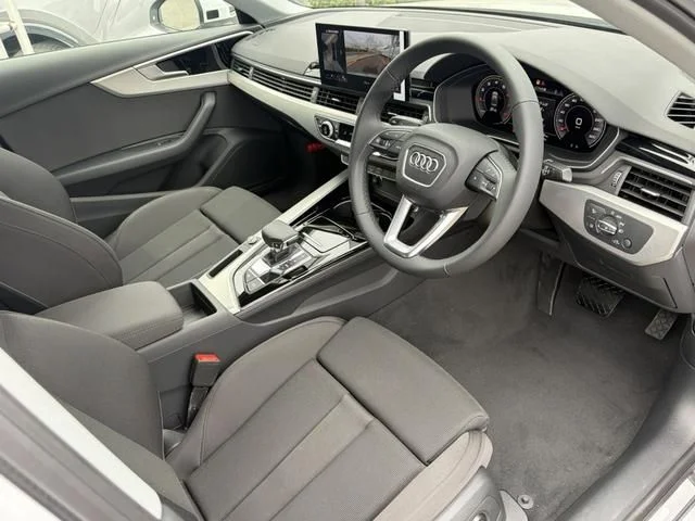 Audi AUDI A4 35　TFSI　マイスターシュトュック photo 2