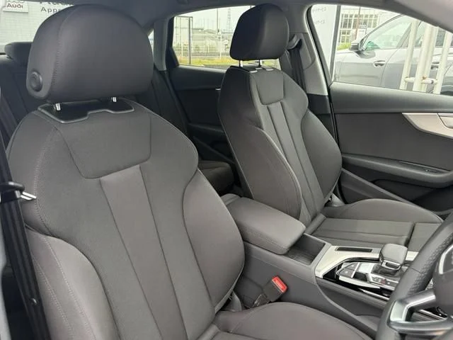 Audi AUDI A4 35　TFSI　マイスターシュトュック photo 4