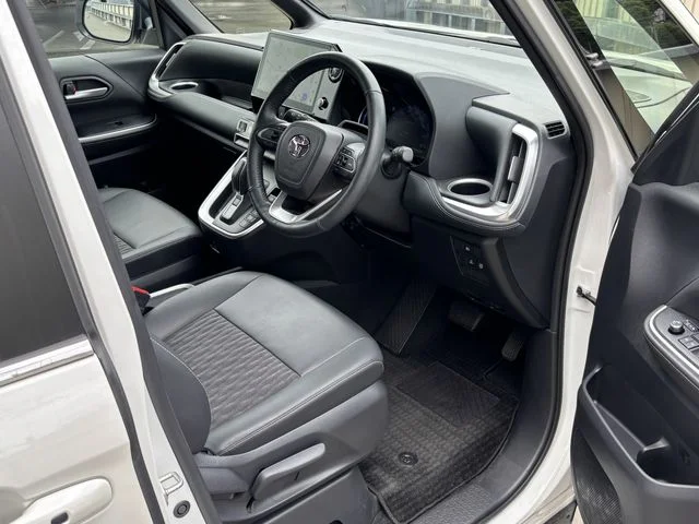 Toyota NOAH HYBRID S−Z photo 4