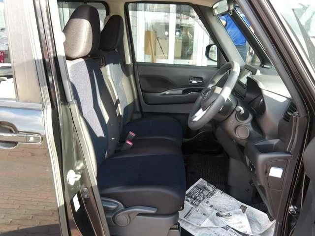 Nissan ROOX 4WD ハイウェイスターX photo 4