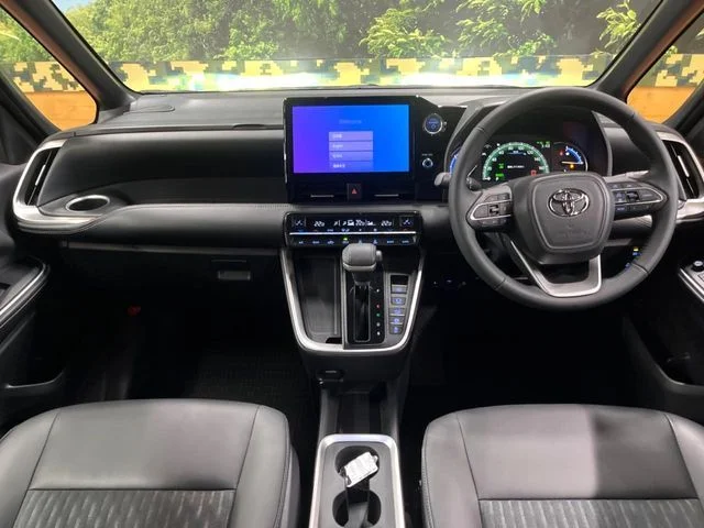 Toyota NOAH HYBRID S−Z photo 2