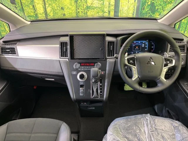 Mitsubishi DELICA D:5 4WD P photo 2