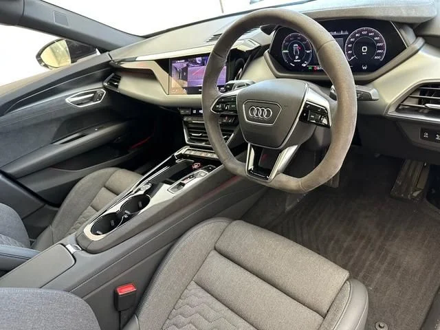 Audi AUDI e-tron GT クワトロ photo 2