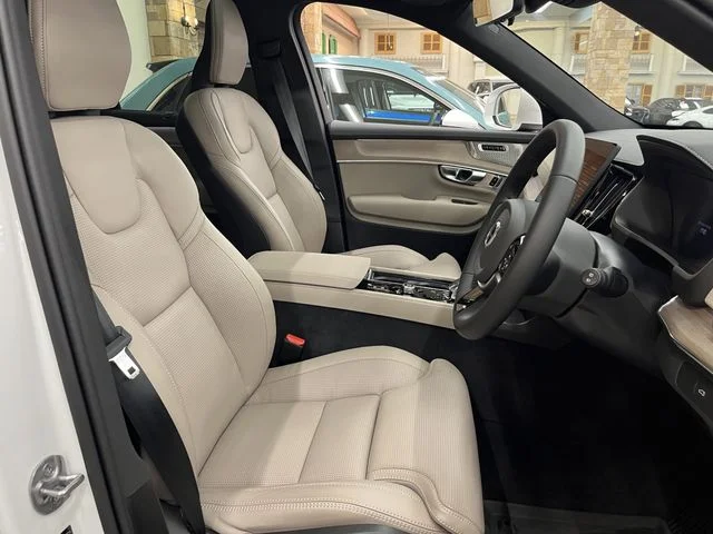 Volvo VOLVO XC90 ウルトラ　B5　AWD photo 4