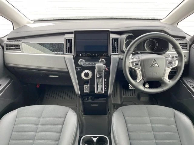 Mitsubishi DELICA D:5 4WD シャモニー photo 2