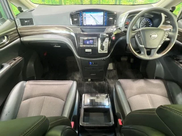 Nissan ELGRAND 250ハイウェイスターS　アーバンクロム photo 2