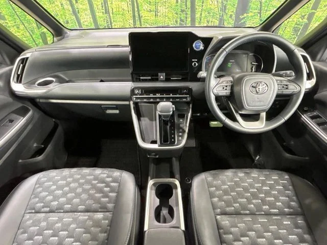 Toyota VOXY HYBRID S−Z photo 2