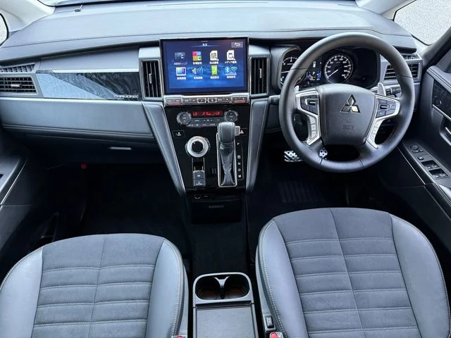 Mitsubishi DELICA D:5 4WD シャモニー photo 2