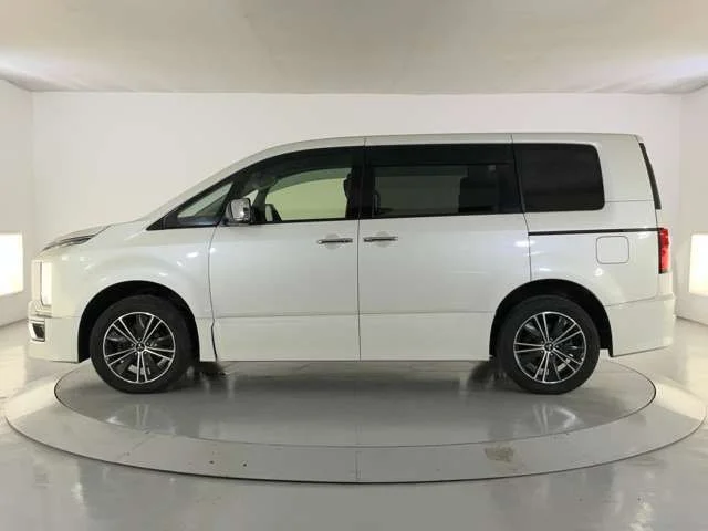 Mitsubishi DELICA D:5 4WD アーバンギア　G　パワーパッケージ photo 3