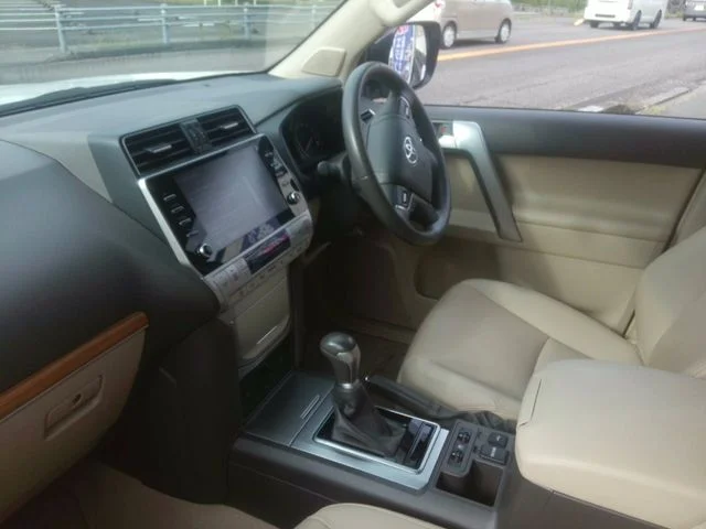 Toyota LANDCRUISER PRADO TX　Lパッケージ photo 2
