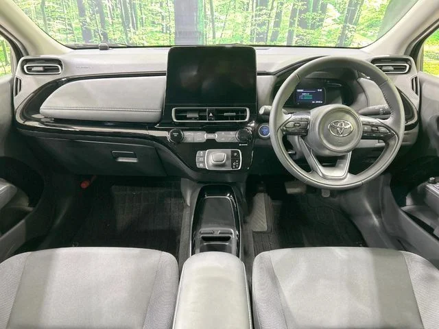Toyota AQUA G photo 2