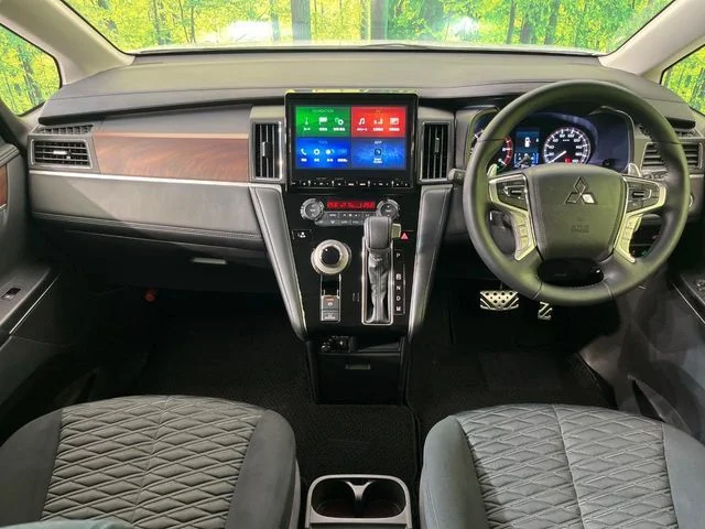 Mitsubishi DELICA D:5 4WD P photo 2