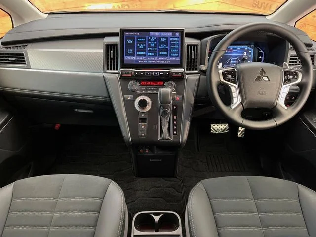 Mitsubishi DELICA D:5 4WD P photo 2