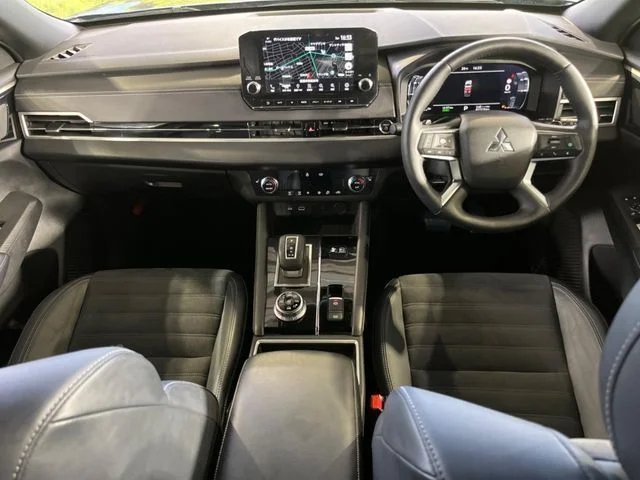Mitsubishi OUTLANDER PHEV ブラックエディション photo 3