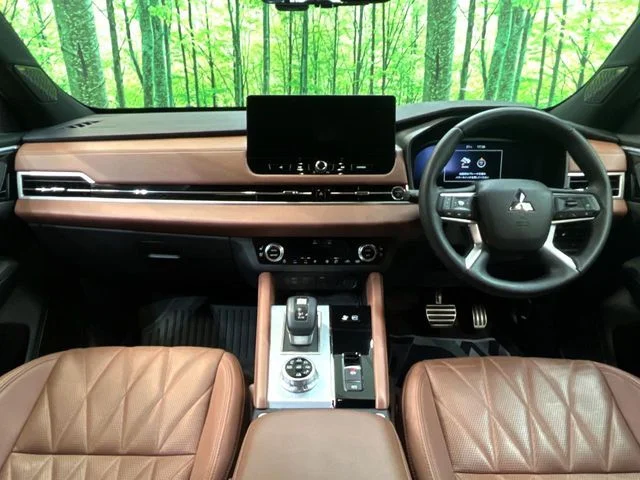 Mitsubishi OUTLANDER PHEV P　エグゼクティブ　パッケージ photo 2