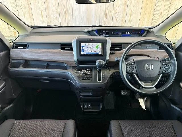 Honda FREED 4WD G photo 2