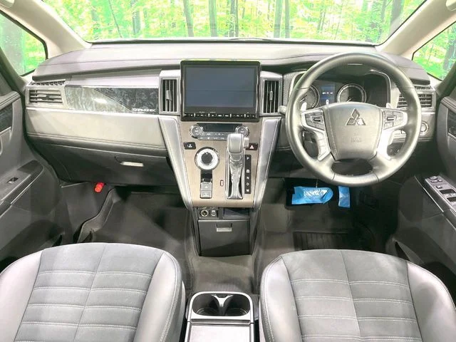Mitsubishi DELICA D:5 4WD シャモニー photo 2