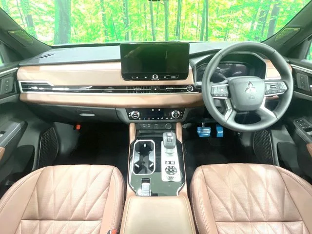 Mitsubishi OUTLANDER PHEV P　エグゼクティブ　パッケージ photo 2