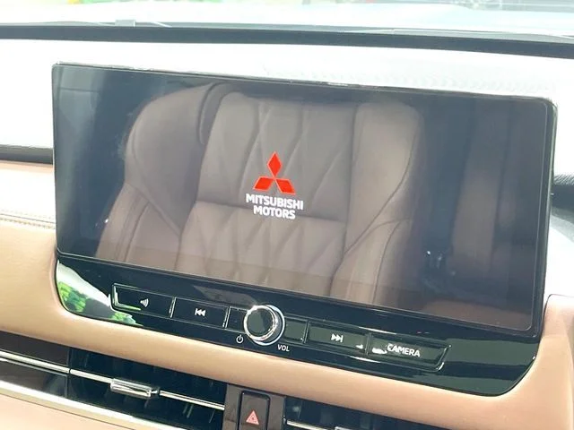 Mitsubishi OUTLANDER PHEV P　エグゼクティブ　パッケージ photo 4