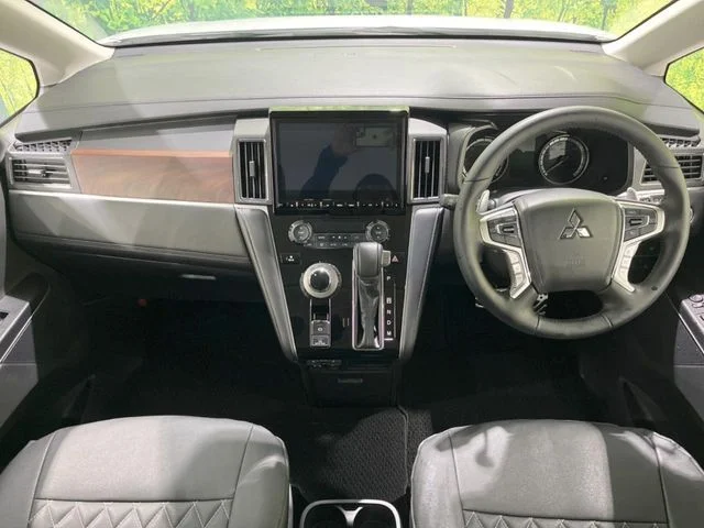 Mitsubishi DELICA D:5 4WD P photo 2