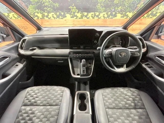 Toyota VOXY HYBRID S−Z photo 2