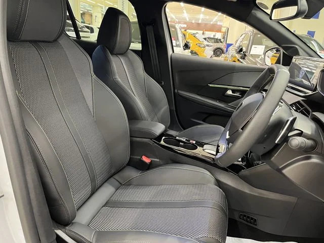 Peugeot PEUGEOT 208 GT　ハイブリッド photo 4