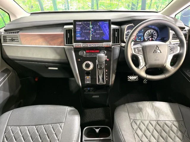 Mitsubishi DELICA D:5 4WD P photo 2