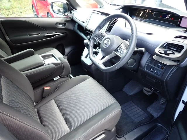 Nissan SERENA S-HYBRID ハイウェイスター　V photo 2