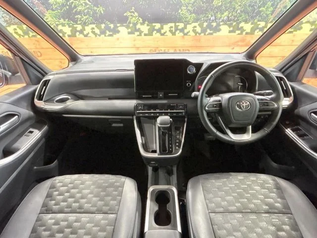 Toyota VOXY HYBRID S−Z photo 2