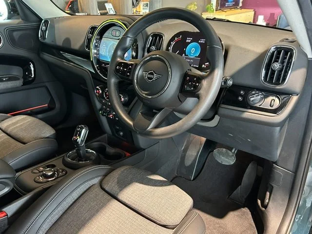 Bmw MINI COOPER D CROSSOVER ベースグレード photo 2