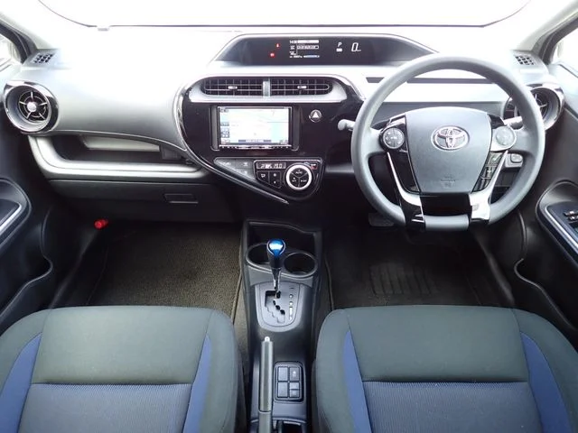 Toyota AQUA S photo 2