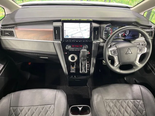 Mitsubishi DELICA D:5 4WD P photo 2