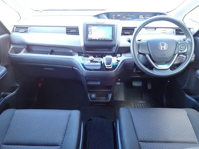 Honda FREED plus HYBRID 4WD B photo 2