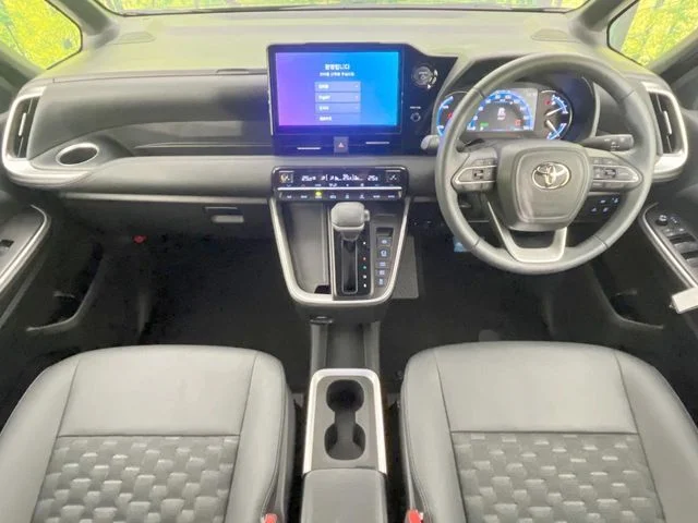 Toyota VOXY HYBRID S−Z photo 2