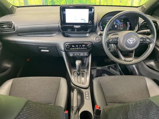 Toyota YARIS HYBRID Z photo 2
