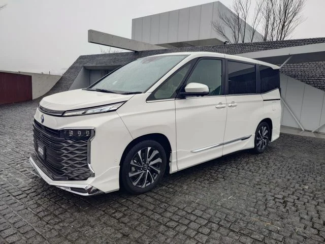 Toyota VOXY HYBRID S−Z photo 2